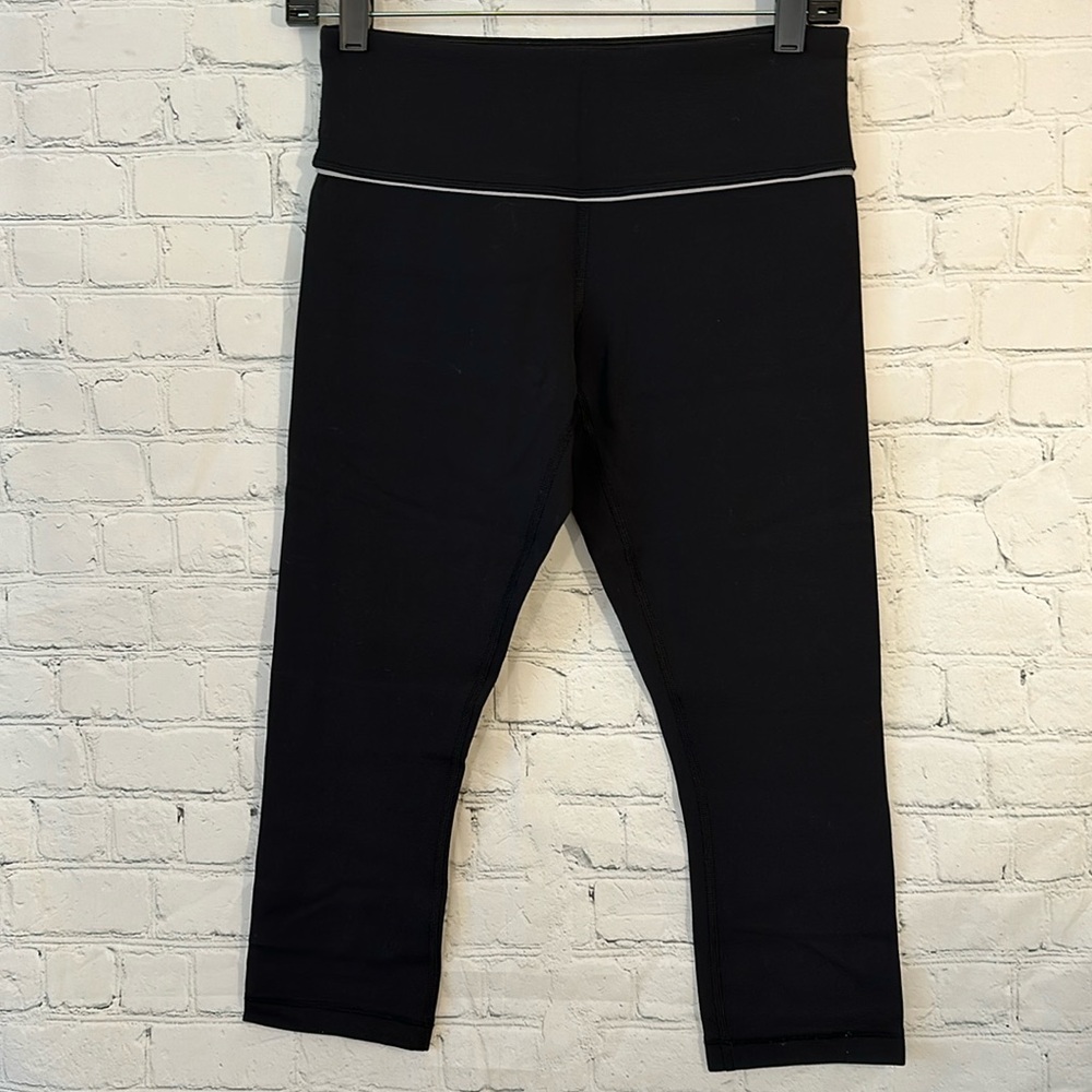 Lululemon excellent condition black capri leggings